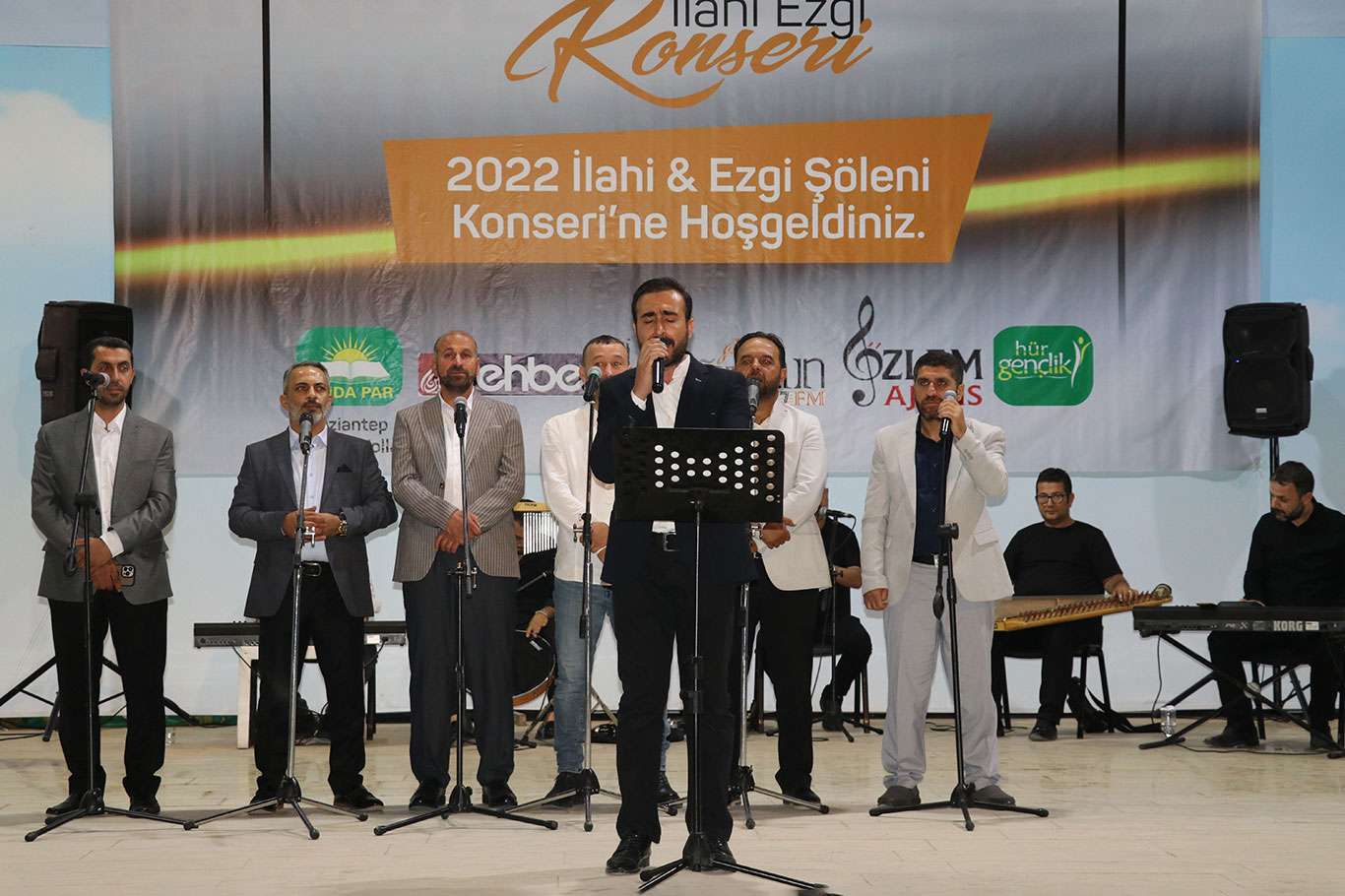 Hür Gençlik'ten Gaziantep'te İlahi Ezgi Konseri: Eğlenirken helal dairesinde kalmak Hür Gençlik'ten Gaziantep'te İlahi Ezgi Konseri: Eğlenirken helal dairesinde kalmak